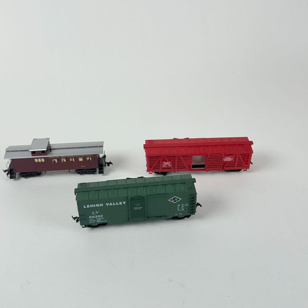 Life-Like Vintage HO Scale Train Cars  Rock Island Caboose Swift Livestock Lehig
